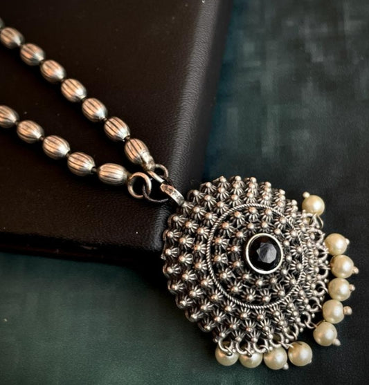 "Timeless Sophistication: Long Chain Necklace with Exquisite Pendant for Versatile Elegance"